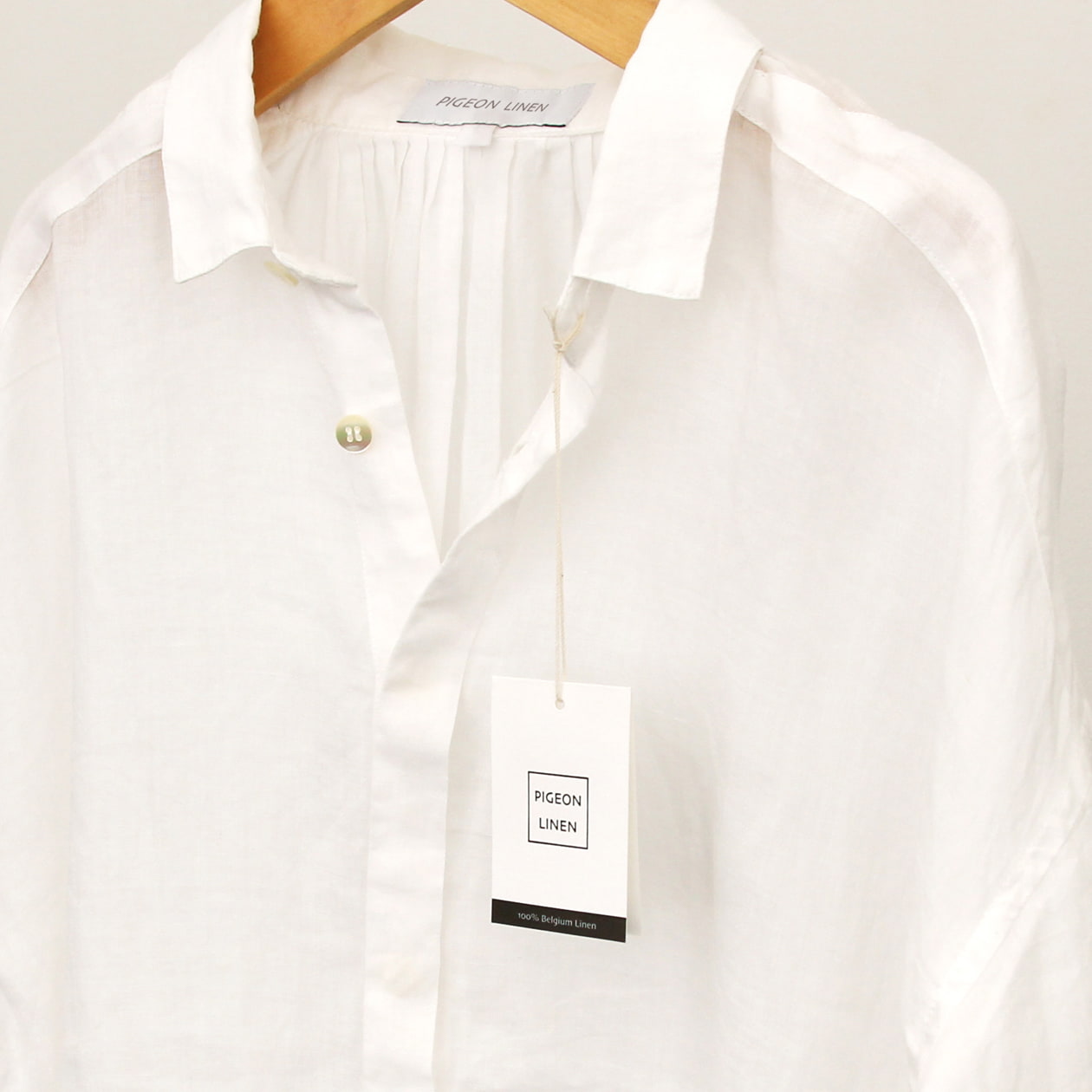 リネンシャツのブランドタグ